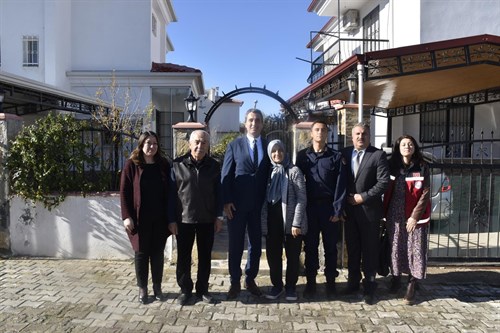 İlçe Kaymakamımız Sayın Can Kazım Kuruca, kahraman Kıbrıs Gazimiz Sayın Sami Çolak ve ailesini ziyaret ettiler.