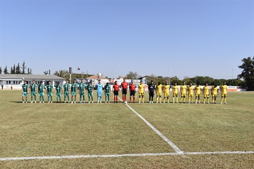 İlçe Kaymakamımız Sn. Can Kazım Kuruca 10 Numara Sporti̇f Efeler 09 Spor FK ile Adana 01 FK arasında oynanan futbol müsabakasını izlediler.