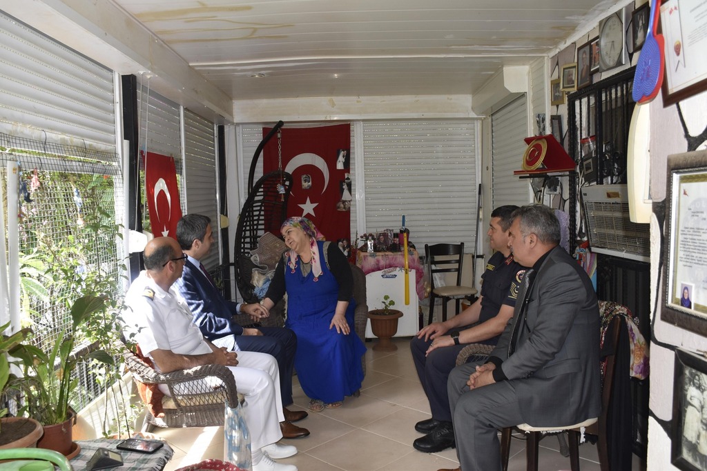 Anneler Günü münasebetiyle İlçe Kaymakamımız Sayın Can Kazım Kuruca, kahraman şehidimizin kıymetli annesi Nazan Zaman annemizi ziyaret ettiler. 