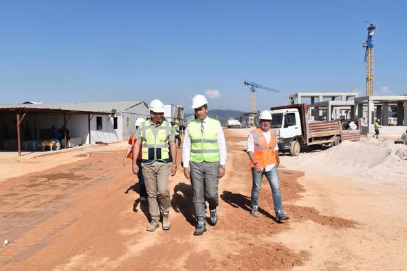 İlçe Kaymakamımız Sayın Can Kazım Kuruca, ilçemizde yapımı devam eden Akra Didim Otel şantiyesini ziyaret ettiler.