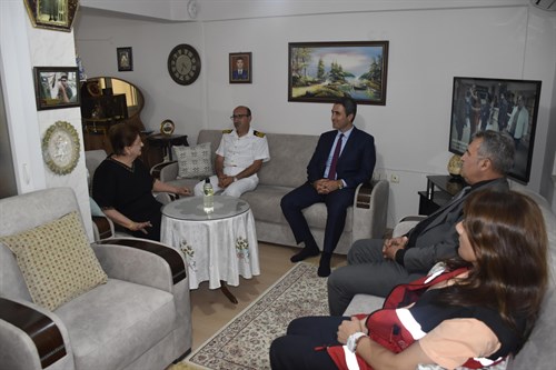 Anneler Günü münasebetiyle İlçe Kaymakamımız Sayın Can Kazım Kuruca, kahraman şehidimizin kıymetli annesi Sabiha Sallar annemizi ziyaret ettiler. 