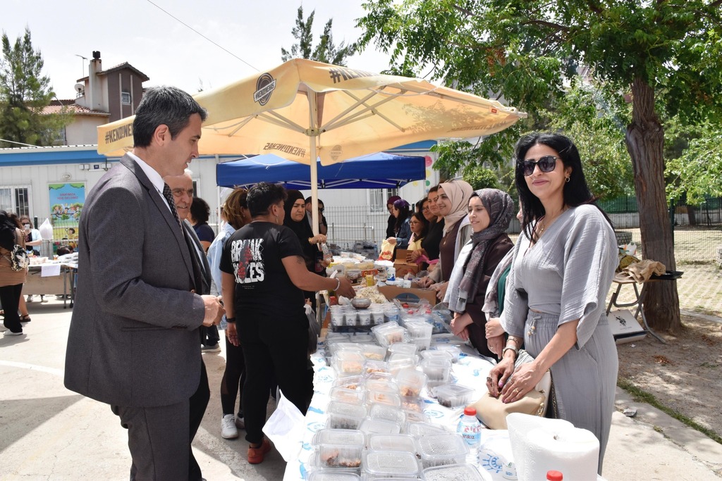 İlçe Kaymakamımız Sayın Can Kazım Kuruca, Gazi İlkokulu ve Ortaokulunun organize ettiği kermes etkinliğine katıldılar.