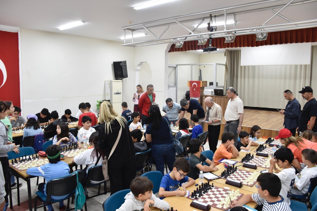 Didim 19 Mayıs Atatürk'ü Anma, Gençlik ve Spor Bayramı Satranç Turnuvası gerçekleştirildi.