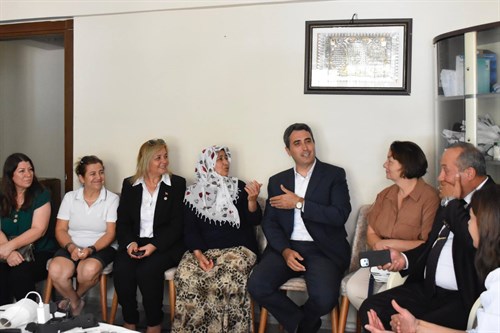 İlçe Kaymakamımız Sayın Can Kazım Kuruca, ilçe sakinlerimizden Sayın Muhlise Pekedis ve ailesini ziyaret ettiler.