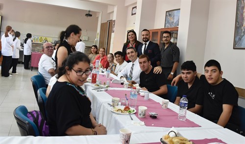 İlçe Kaymakamımız Sayın Can Kazım Kuruca, Zeynep Mehmet Dönmez MTAL'de özel çocuklarımızla beraber kahvaltı etkinliğine katıldılar